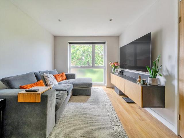 Flat for sale in London Borough of Hounslow, Greater London