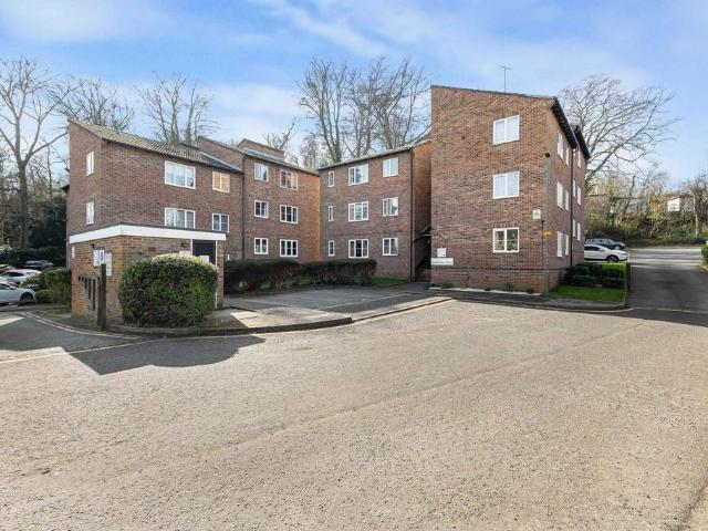 Flat for sale in Crofton, Greater London