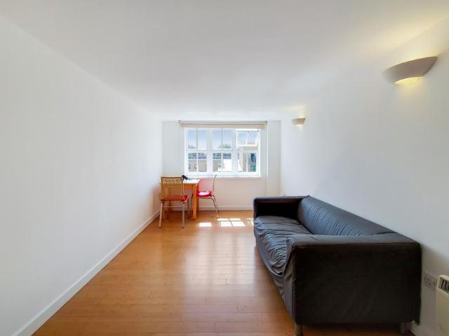 Flat for sale in Clapham, Greater London