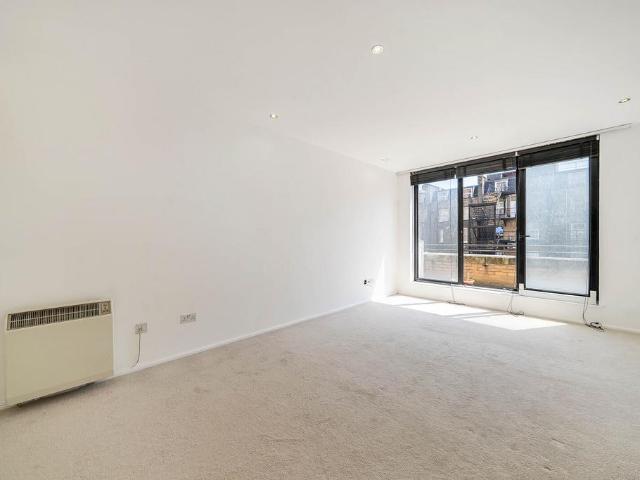 Flat for sale in Royal Borough of Kensington and Chelsea, Greater London