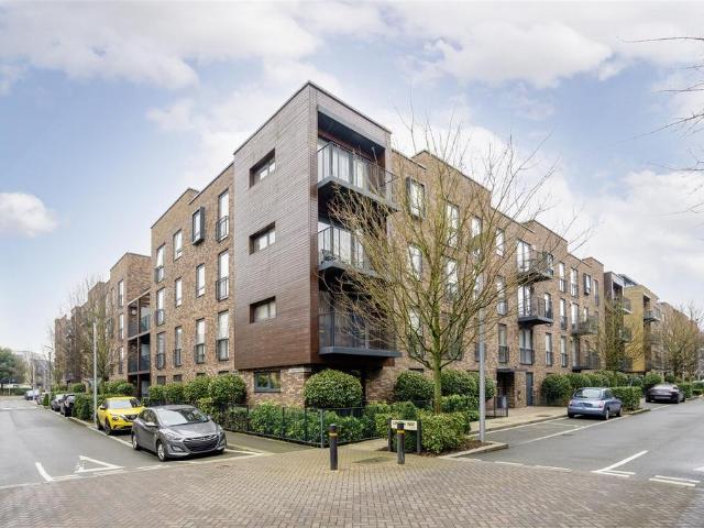 Flat for sale in Little Stanmore, Greater London