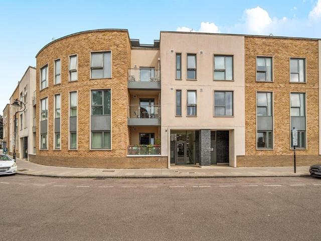 Flat for sale in Greater London
