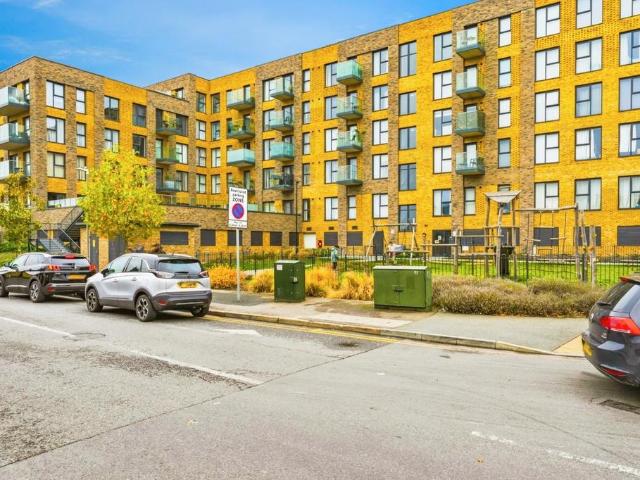 Flat for sale in Monks Orchard, Kent