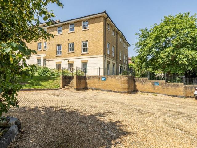 Flat for sale in Hertford, Colliers End