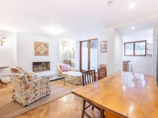 Flat for sale in Royal Borough of Kensington and Chelsea, Greater London