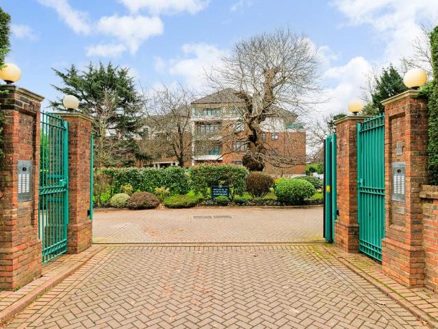 Flat for sale in Bushey, Bushey Heath