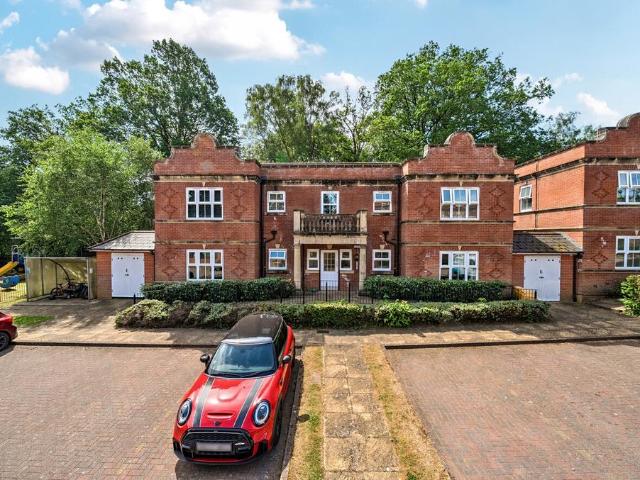 Flat for sale in Wormley, Fole