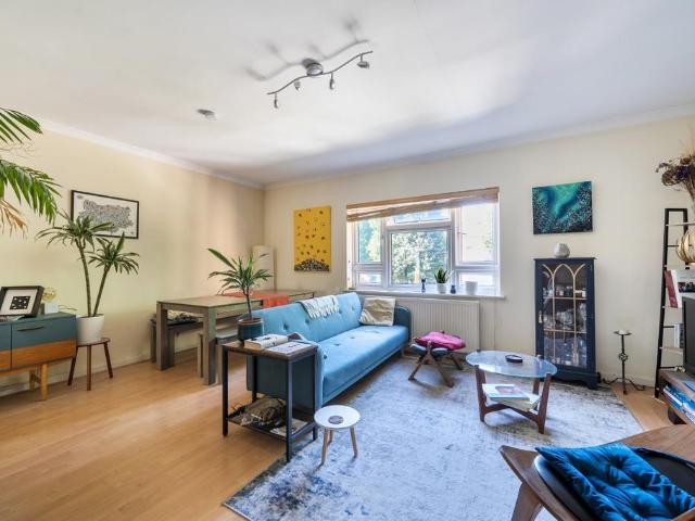 Flat for sale in Shepherd's Hill, Greater London