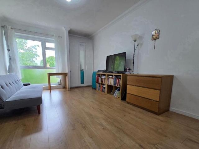 Flat for sale in New Barnet, Greater London