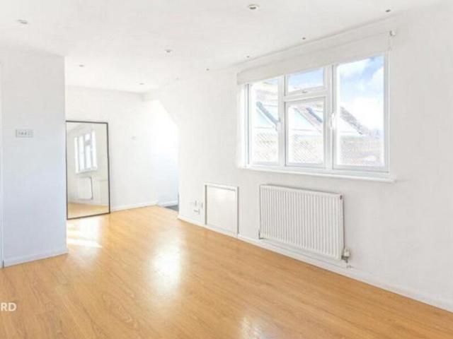 Flat for sale in South Woodford, Greater London