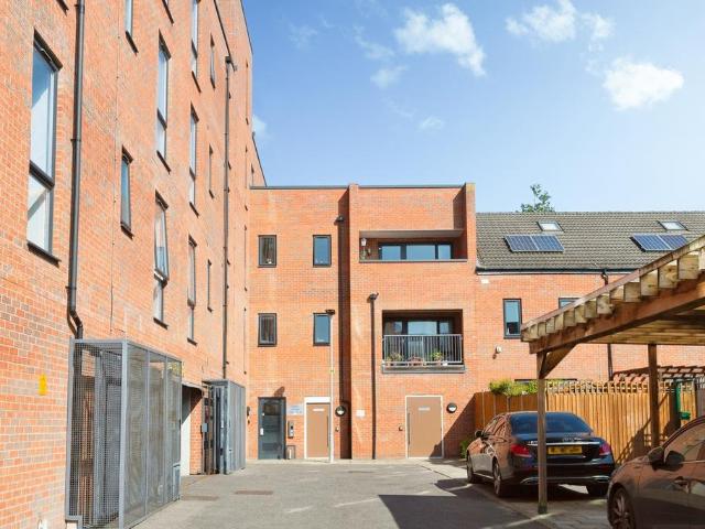 Flat for sale in Chigwell, Epping