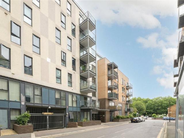 Flat for sale in Canning Town, Greater London