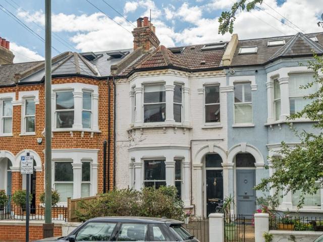 Flat for sale in Balham, Greater London