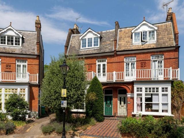 Flat for sale in Kew, Greater London