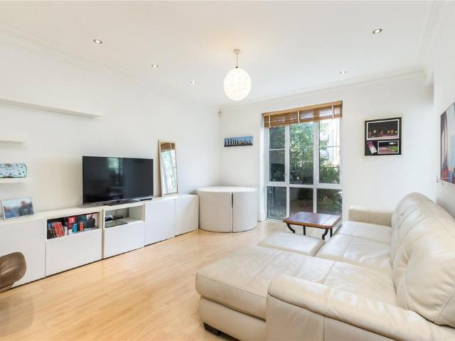 Flat for sale in Kew, Greater London