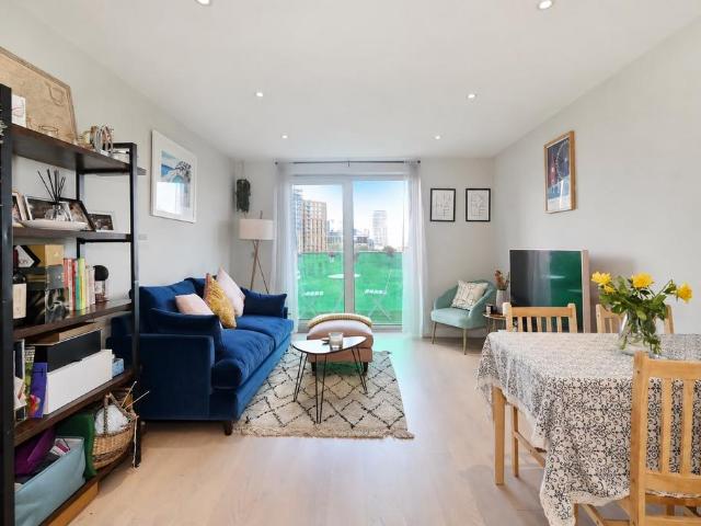 Flat for sale in Battersea, Greater London