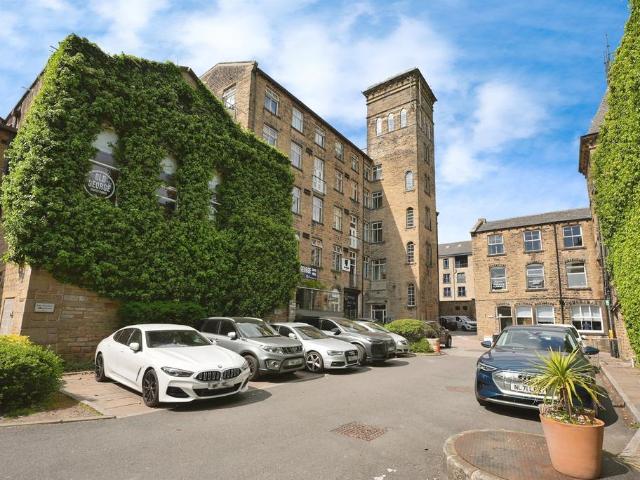 Flat for sale in Lindley, West Yorkshire