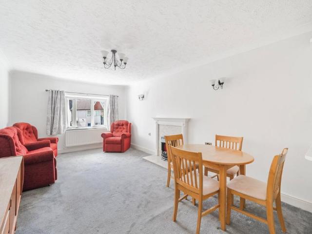 Flat for sale in Oxted, Hillview
