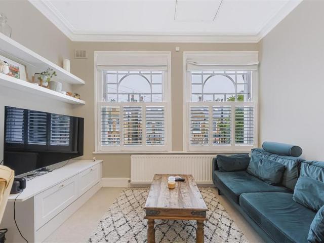Flat for sale in London Borough of Wandsworth, Greater London