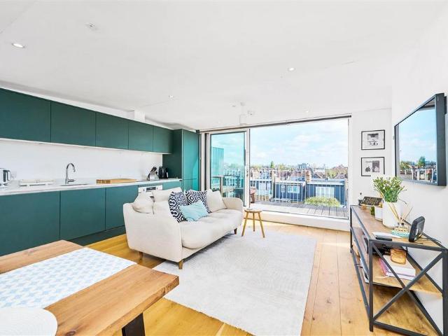 Flat for sale in London Borough of Wandsworth, Greater London