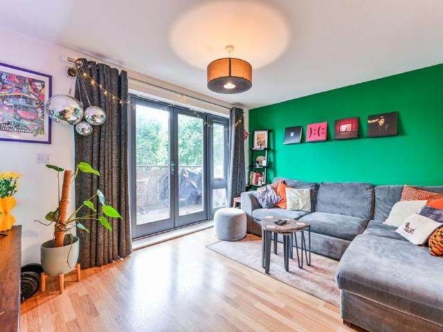 Flat for sale in Clapton, Greater London