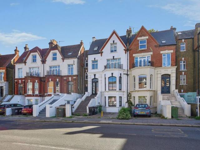 Flat for sale in Tulse Hill, Greater London