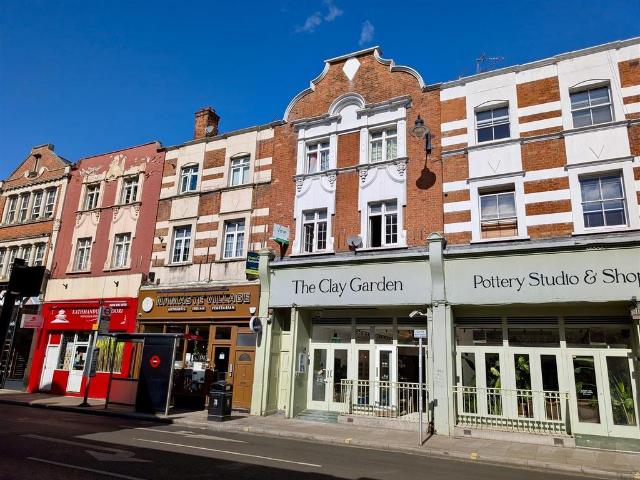 Flat for sale in London Borough of Richmond upon Thames, Greater London
