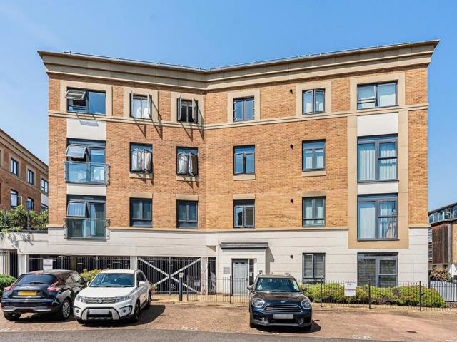 Flat for sale in Hertford, Colliers End