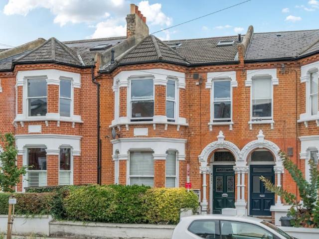 Flat for sale in London Borough of Wandsworth, Greater London