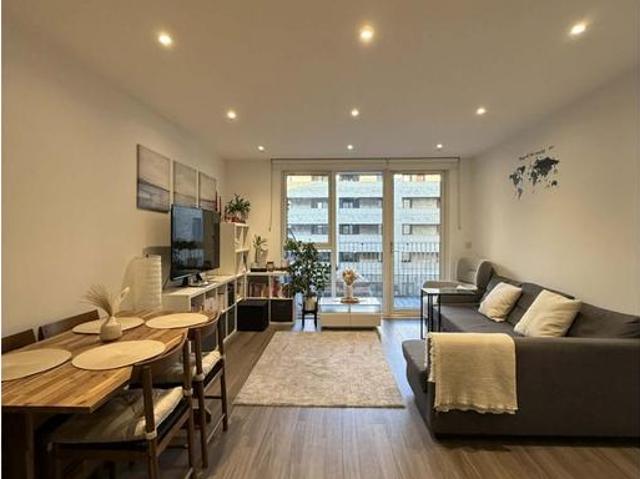 Flat for sale in London Borough of Ealing, Greater London