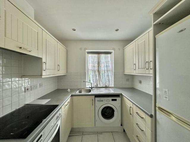 Flat for sale in Hayes, Greater London