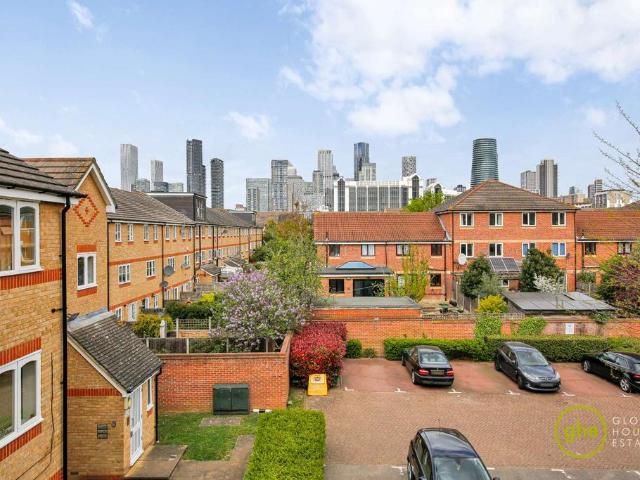 Flat for sale in Isle Of Dogs, Greater London