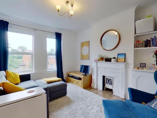 Flat for sale in Summerstown, Greater London