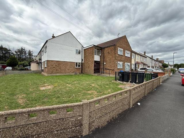Flat for sale in Thames View, Greater London