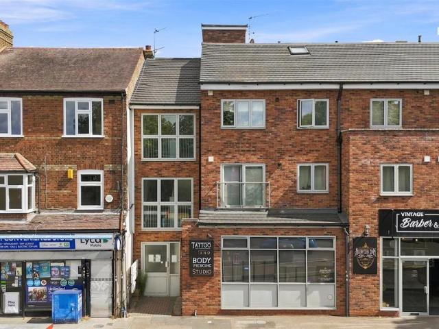 Flat for sale in Highams Park, Greater London