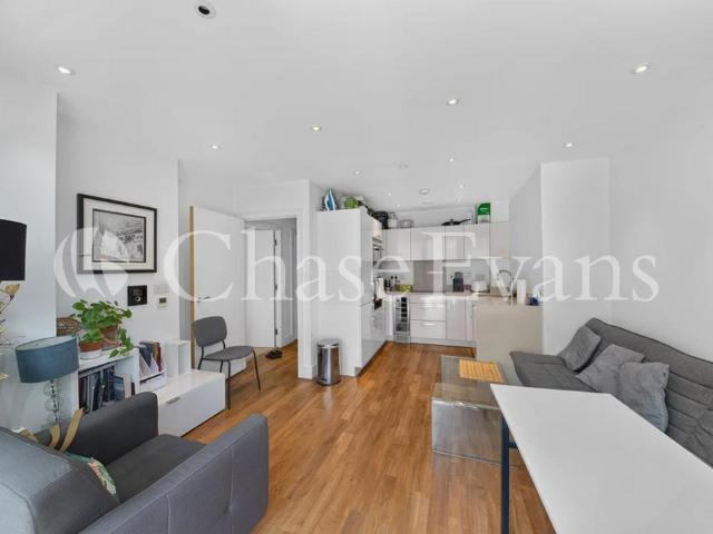Flat for sale in Queensland Road, Greater London