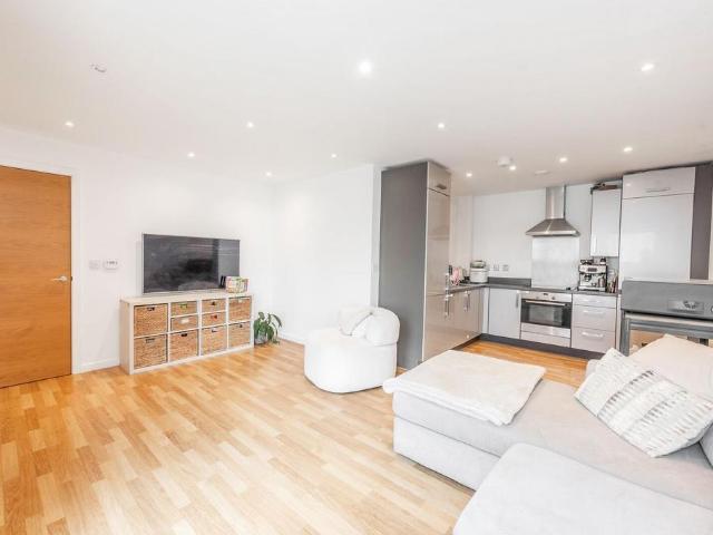 Flat for sale in Little Stanmore, Greater London