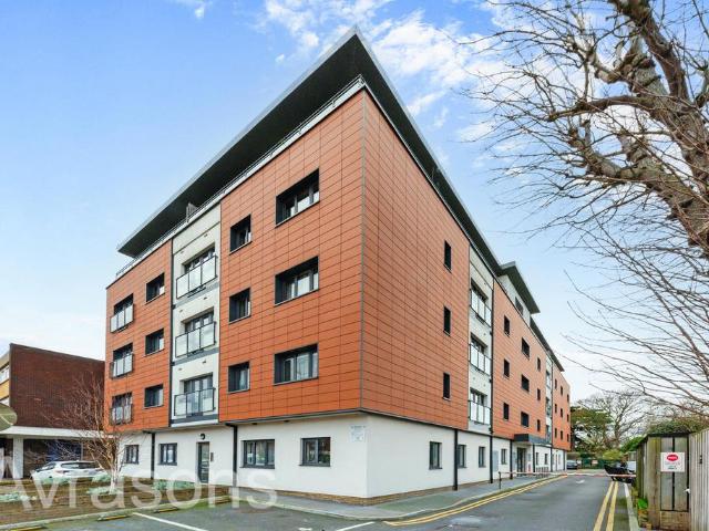 Flat for sale in London Borough of Merton, Mitcham