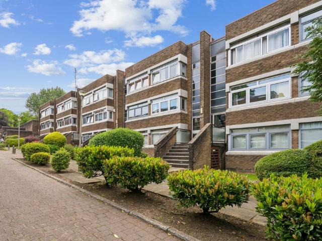 Flat for sale in Langside, Scotland