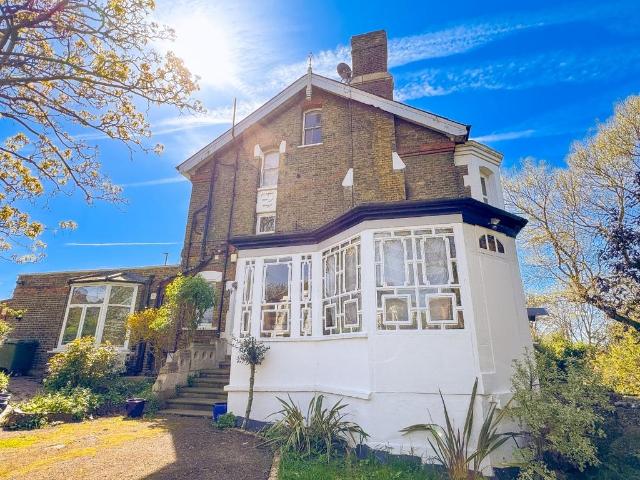 Flat for sale in Shooters Hill, Greater London