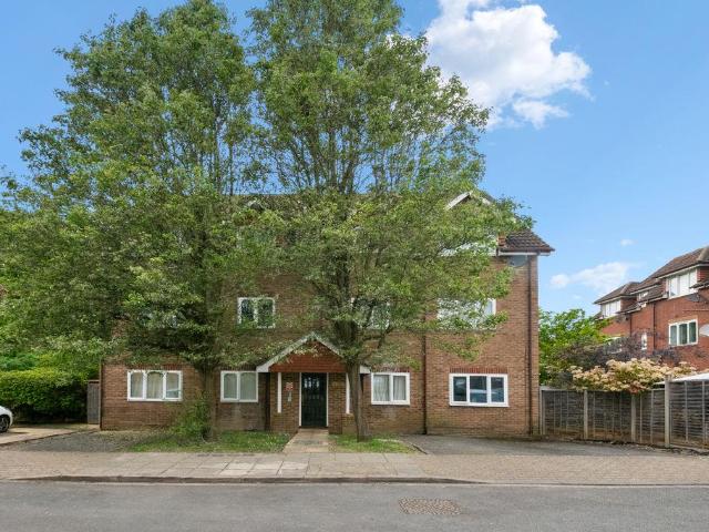 Flat for sale in London Borough of Ealing, Greater London