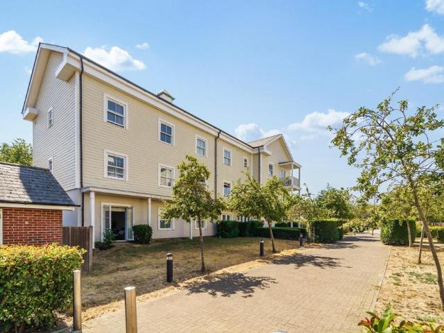 Flat for sale in Worcester Park, Greater London