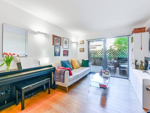 Flat for sale in Maida Hill, Greater London