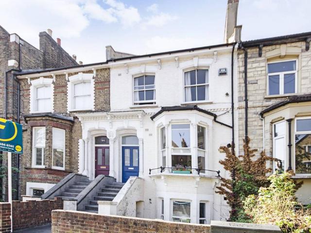 Flat for sale in Shacklewell, Greater London