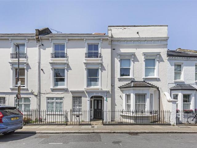 Flat for sale in Battersea, Greater London