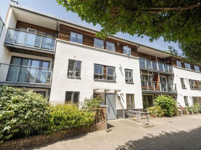 Flat for sale in Kennington, Greater London