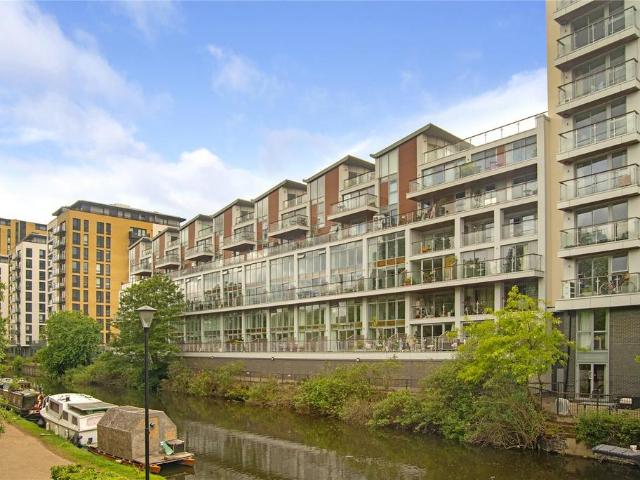 Flat for sale in Suttons Wharf, Mile End