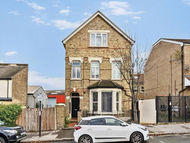 Flat for sale in London Borough of Croydon, Waddon