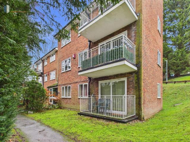 Flat for sale in Hillview, Surrey