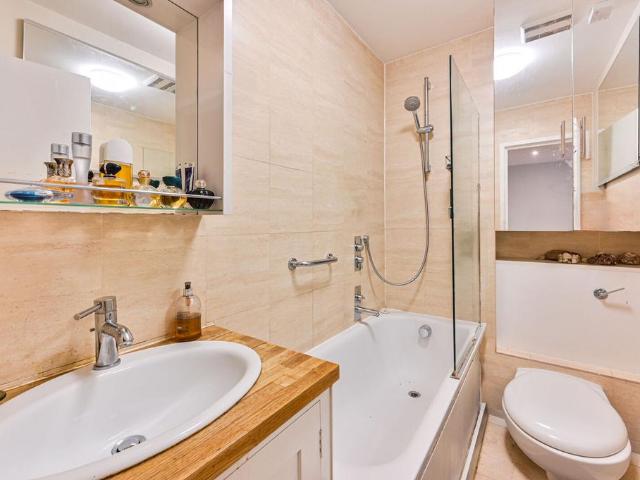 Flat for sale in Shepherd's Bush, Greater London